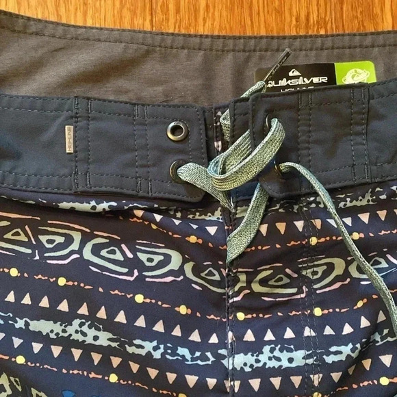 Quicksilver men’s surf silk size 32 - blue with tribal pattern - Picture 2 of 8